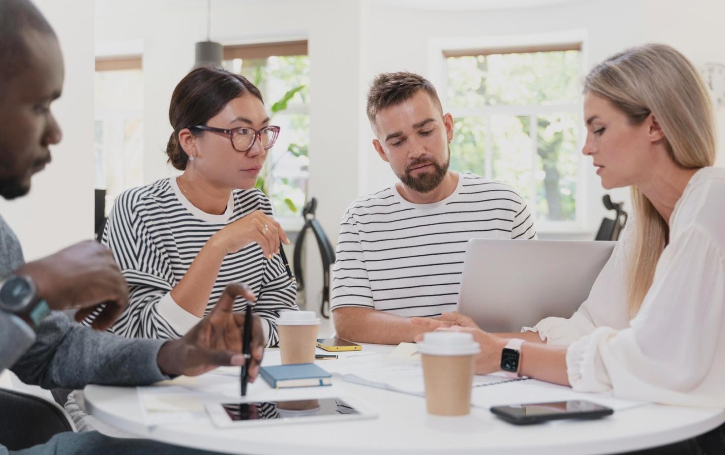Gruppo di studio collaborativo durante esercitazione su casi giuridici