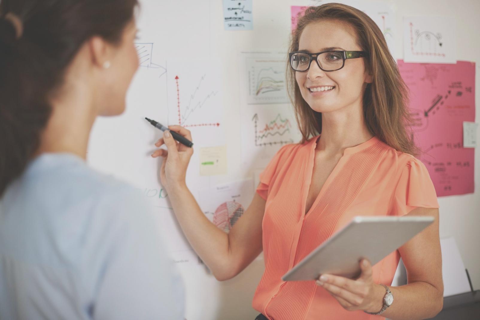 Documenti legali organizzati su scrivania