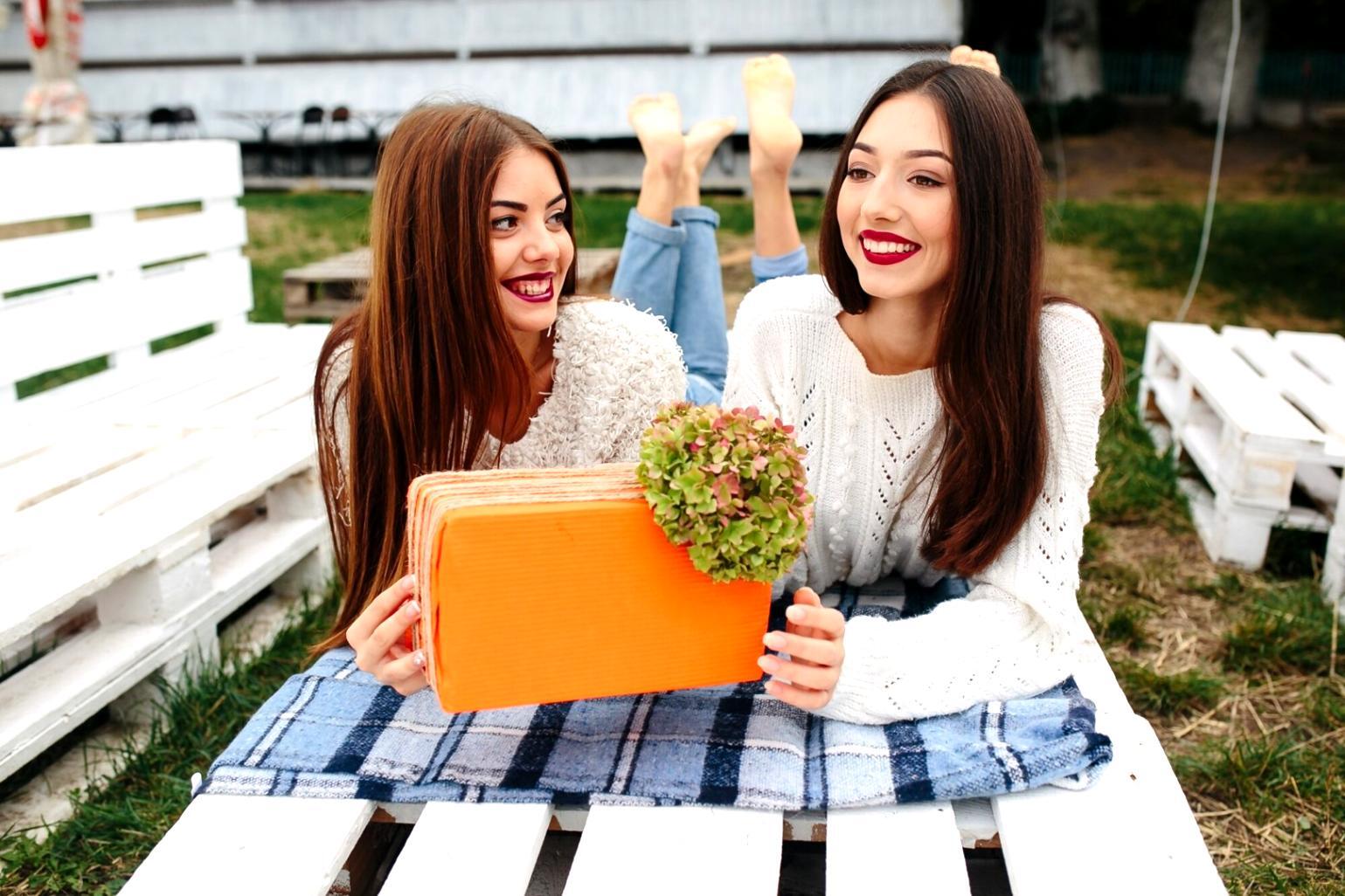 Aula formativa con partecipanti impegnati nell'analisi di casi giurisprudenziali