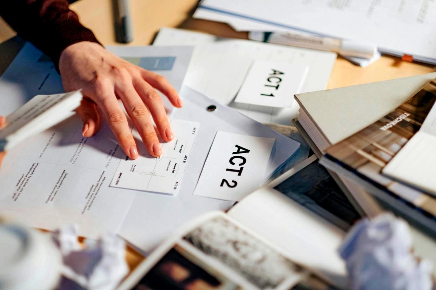 Studente che analizza documenti giuridici con attenzione